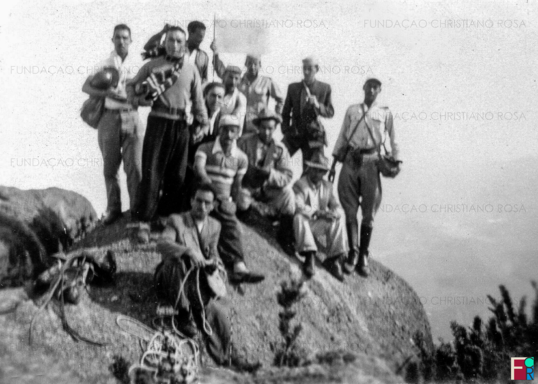 Grupo de amigos no topo do Pico dos Marins, em foto de 4 de agosto de 1951. À frente, Carlos Vieira Soares.