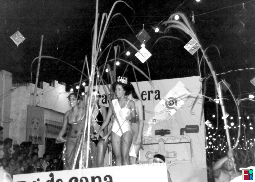 Carro alegórico do bloco Pé de Cana, em Carnaval de Piquete, SP, na década de 1980.