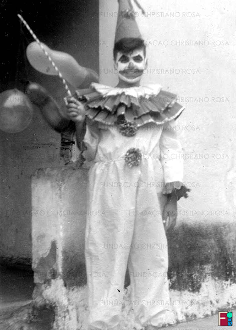 Ângelo Molinari fantasiado para Carnaval em Piquete no início da década de 1970.