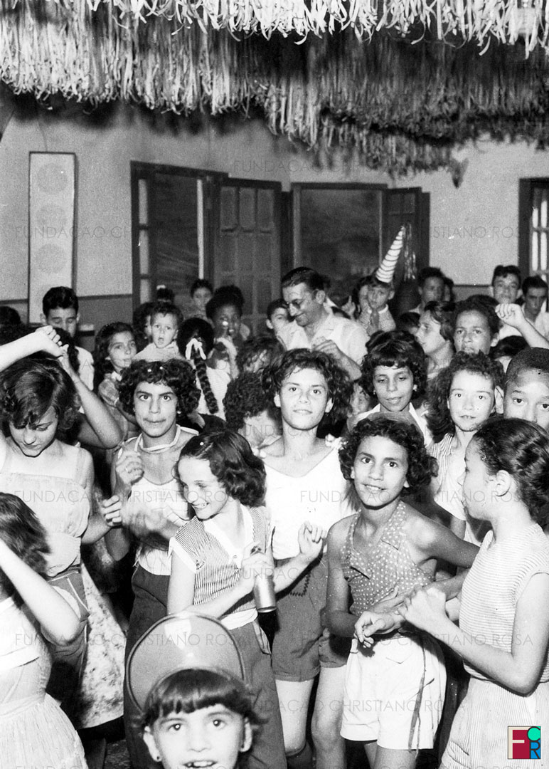Matinê de Carnaval no Grêmio General Carneiro, na década de 1960, em Piquete, SP.