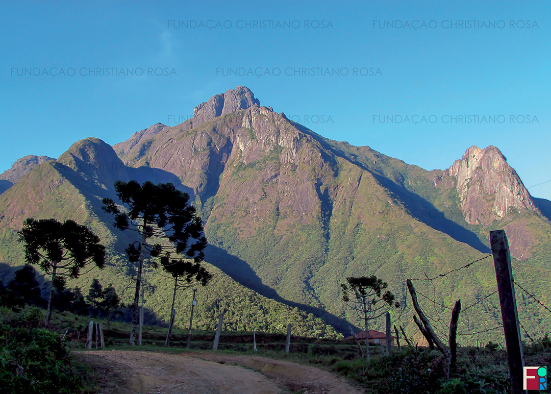 Vista do Pico dos Marins a partir da estrada Bairro dos Marins x Marmelópolis.