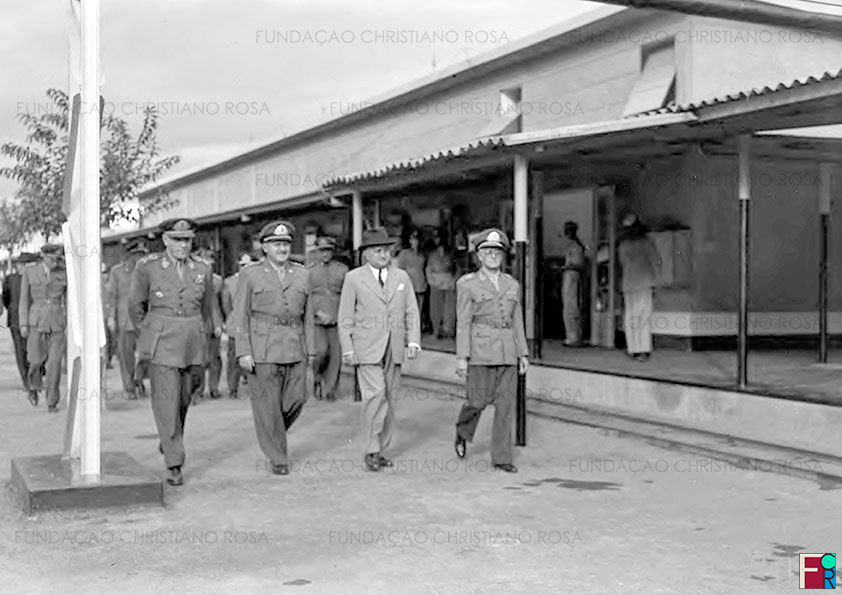 O Presidente Dutra e comitiva visitando o interior da FPV.