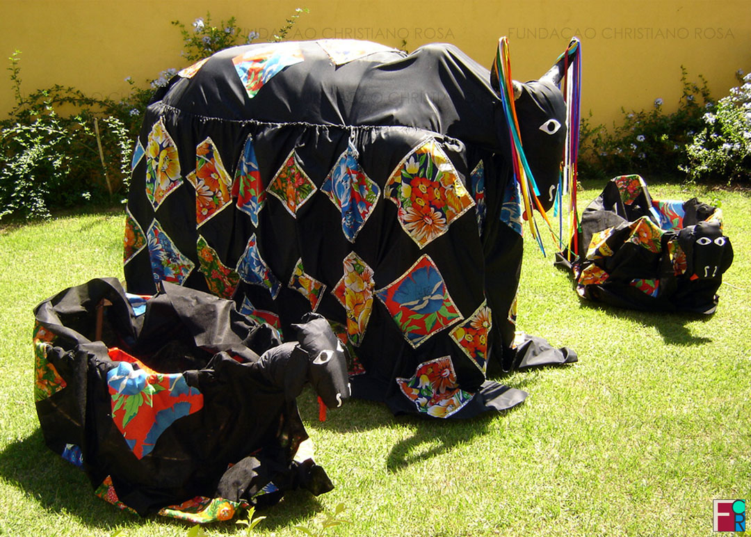 Boi de Carnaval da Vila Coronel Monte e burriquinhas preparados para saírem às ruas no Carnaval de Piquete, em 2005.
