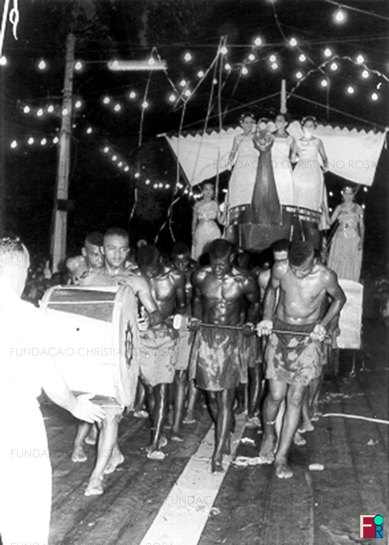 Carro alegórico desfila em Carnaval em Piquete, em 1966.