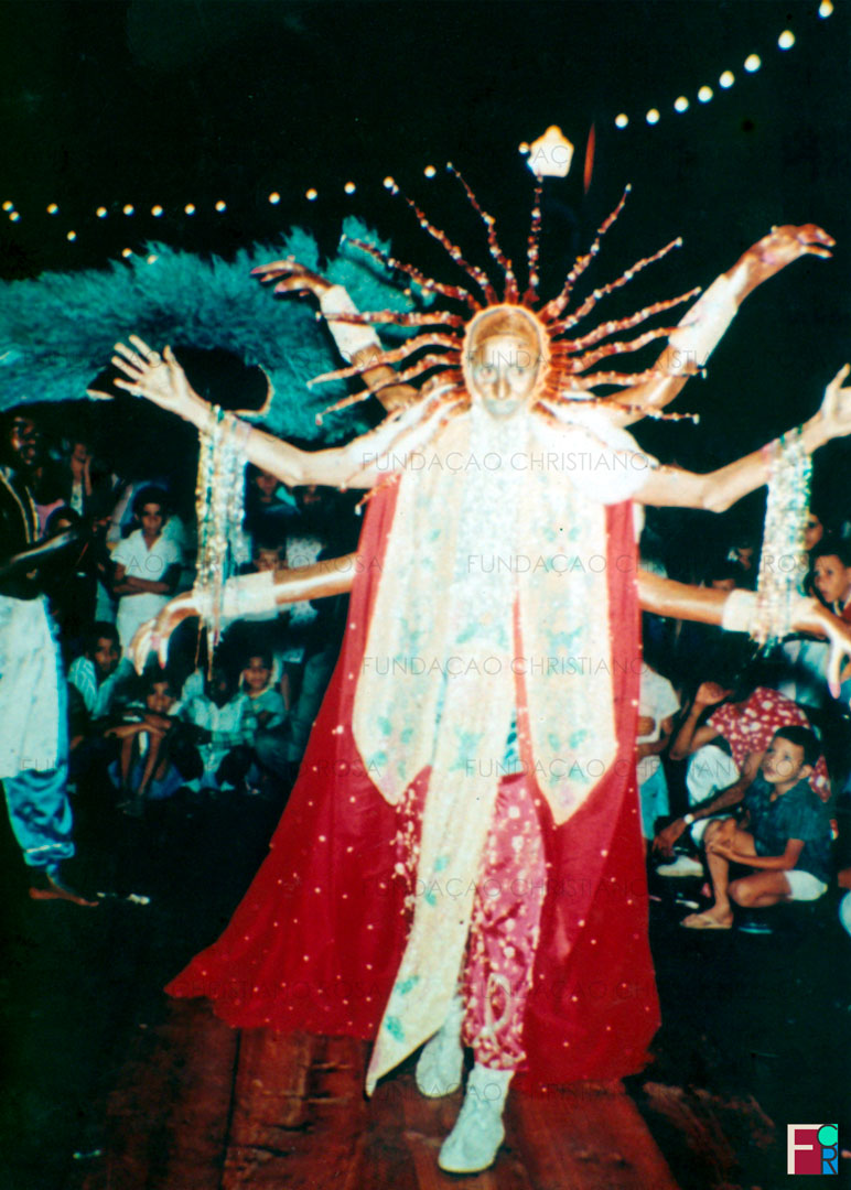 O carnavalesco piquetense Miguel de Castro em concurso de fantasias de Carnaval da década de 1960, em Piquete, SP.