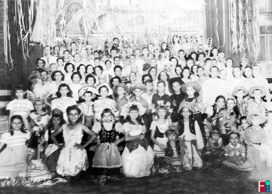 Baile à fantasia no Cassino dos Oficiais, na Vila da Estrela, em Piquete, SP, na década de 1950.