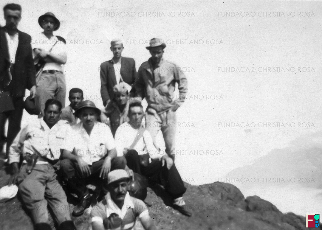 Grupo de amigos no topo do Pico dos Marins, em foto de 4 de agosto de 1951.