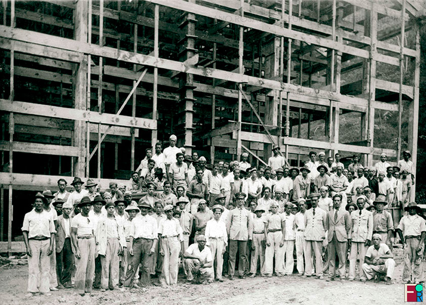 O Capitão José Pompeu Monte, Chefe da Divisão de Construção, junto a mestres e operários, nas obras da fábrica de Ácido Sulfúrico (Usina de Óleum), em 1938.