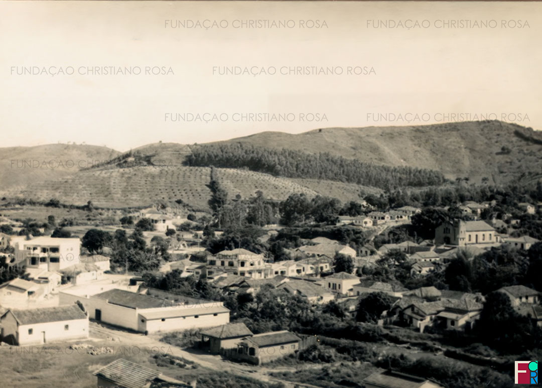Na Vila Coronel Monte, formada em terreno loteado pelo comerciante Thomé Seraphim, o Mercado Municipal recém-inaugurado e a igreja Assembleia de Deus. Foto da primeira metade da década de 1960.