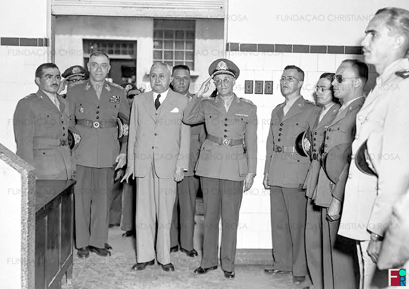 Presidente Dutra, sua comitiva e o Diretor da FPV em foto no refeitório da FPV em foto de 28/08/1948.
