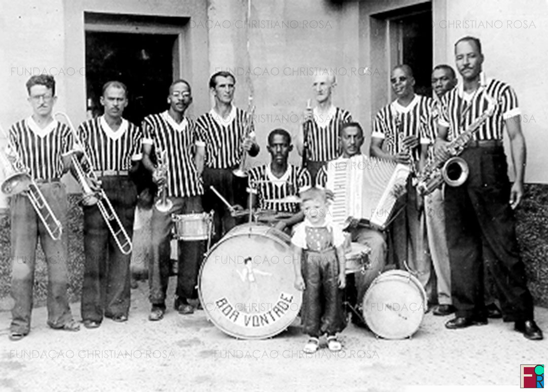 Banda de Carnaval no Clube dos Ex Alunos, à Praça da Bandeira, em Piquete, SP, em 1948. A partir da esquerda: Carlos Vieira Soares, ?, Durvalzinho Silva, Benedito Prado, João Divino (bateria), Benedito Dentista, Vitor José Silva (acordeon), ?. José Faustino e João Ferrão. O menino é Zezinho, filho de Carlos Vieira.