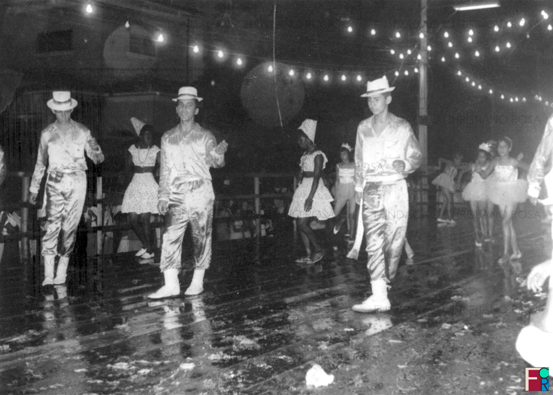 Passistas em passarela armada para o Carnaval de 1966, em Piquete, SP.