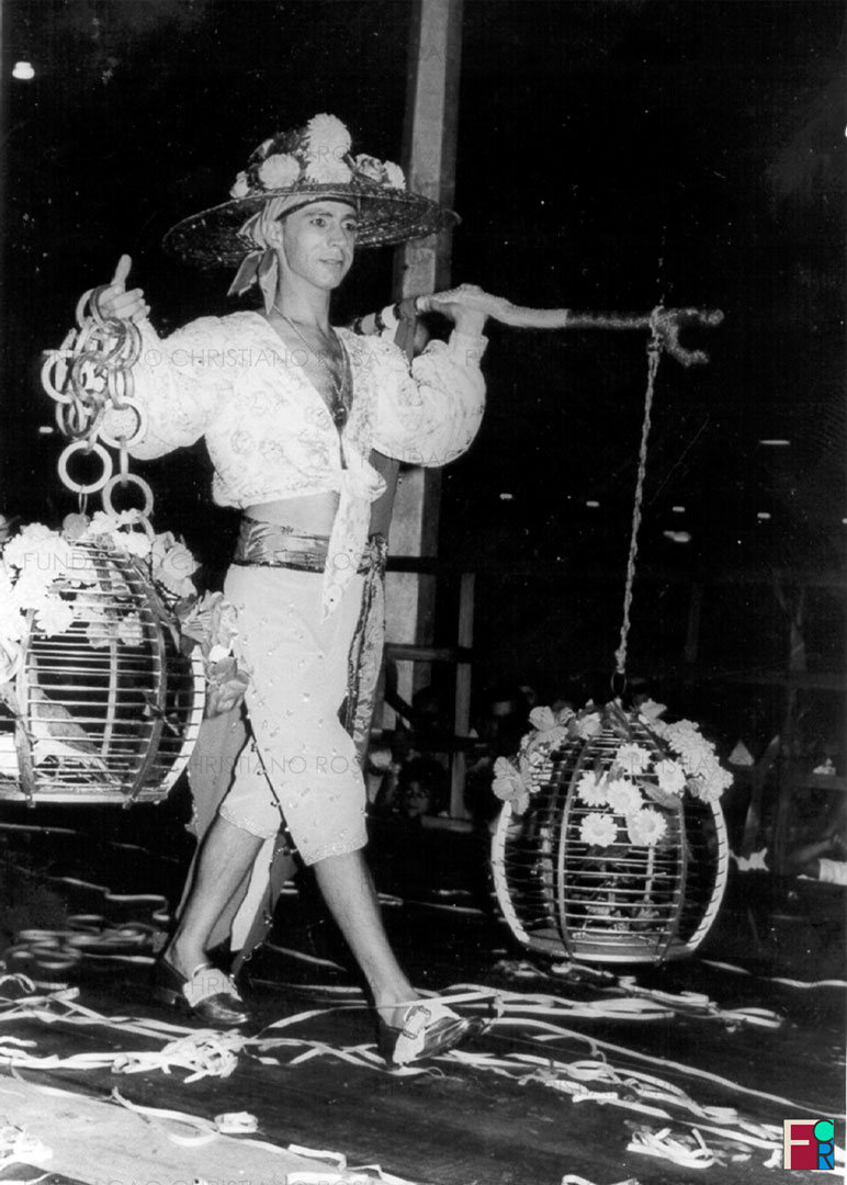 Antônio Domingos de Paula com sua fantasia "O caçador de Pássaros", em concurso de fantasias de Carnaval da década de 1960, em Piquete, SP.