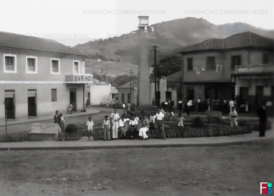 A Praça da Bandeira sempre foi ponto de encontro. Tornou-se o centro da cidade, unindo o Piquete antigo, as vilas operárias da FPV e as vilas São José e Esperança. Foto da segunda metade da década de 1940.