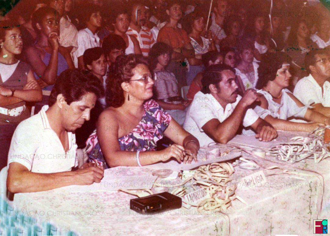 Mesa de jurados em um baile de eleição da "Corte Carnavalesca" de Piquete. Na foto, Lígia Prado (2ª a partir da esquerda), Dr. Mauro Cresso Salles, D, Ana Ferreira, então primeira dama de Piquete.