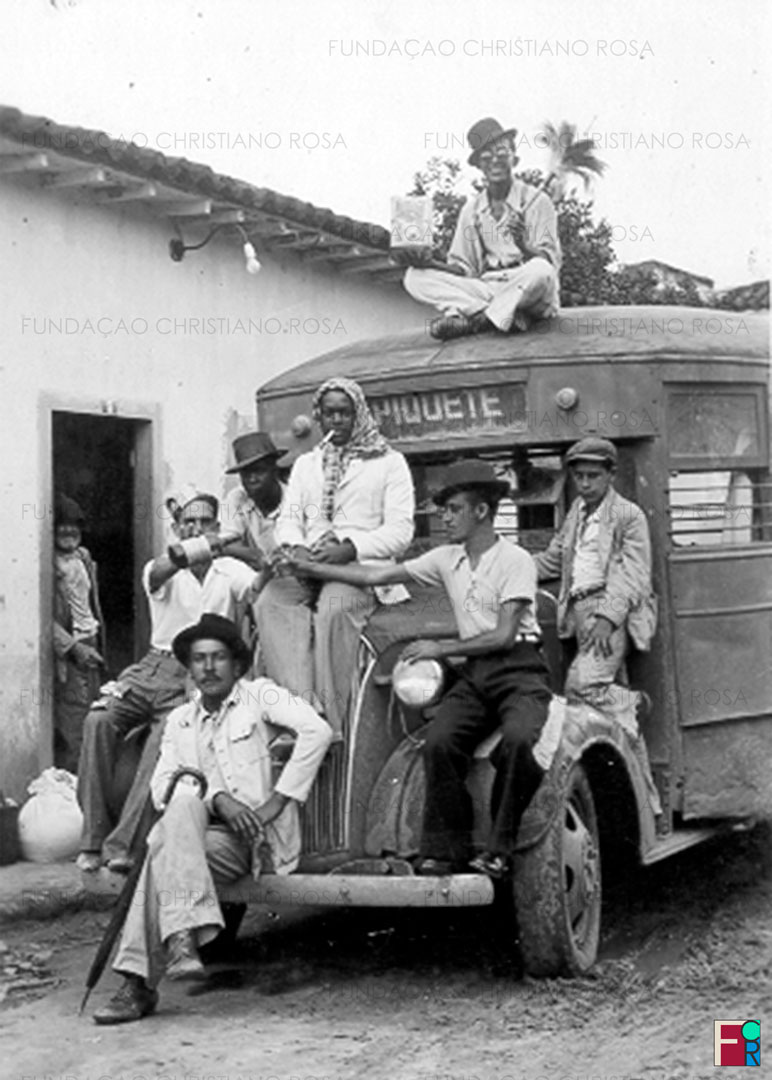 Os amigos Adalberto, Durico, Luiz, Geraldo Debrano, Bernardo, "sem mão" e Nestor Lima. Foto tirada no Carnaval de 1940 em frente à venda do Sr. Lopes, à então Rua da Mantiqueira, atual Av. Conselheiro Rodrigues Alves.