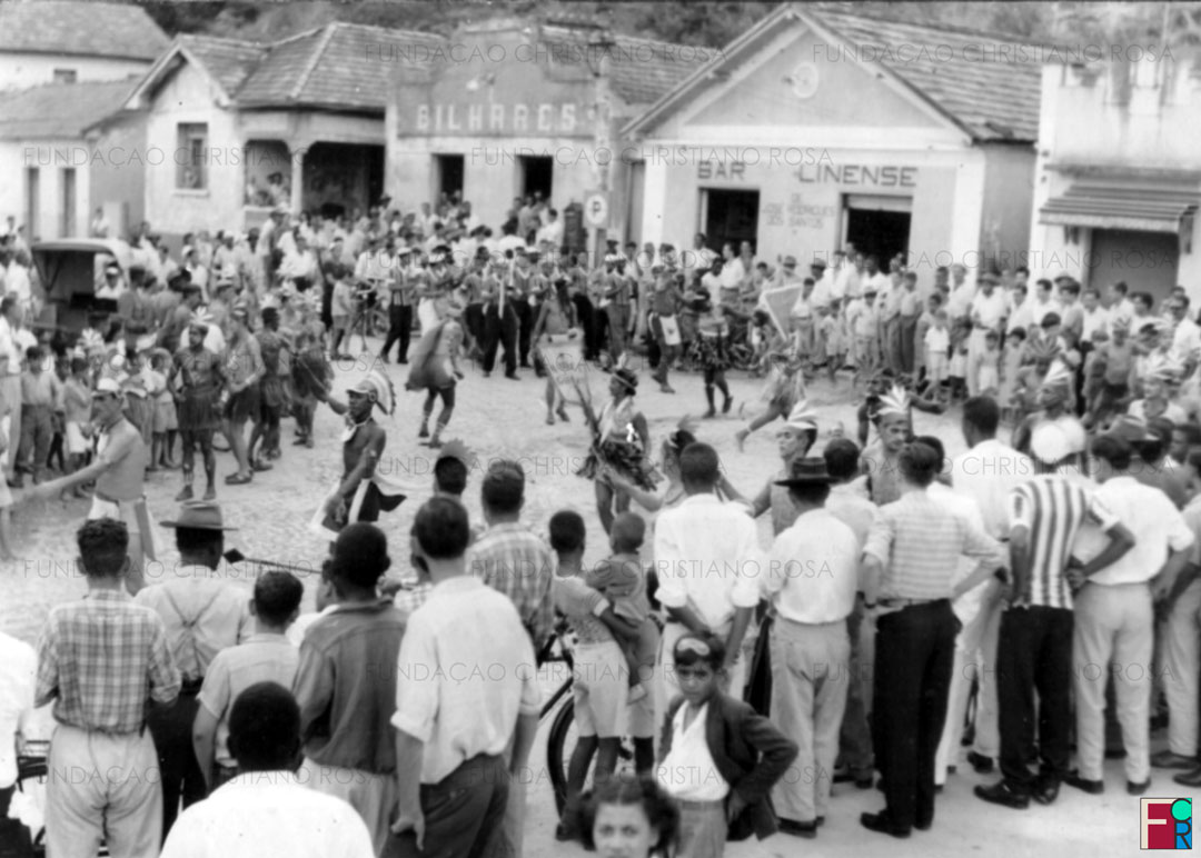 Desfile de Carnaval na Praça da Bandeira, em Piquete, SP, na década de 1950.
