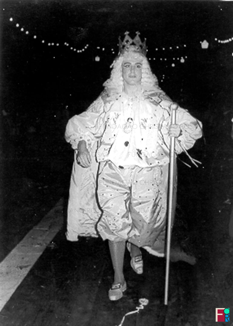 Um Rei Momo em concurso de fantasias de Carnaval da década de 1960, em Piquete, SP.