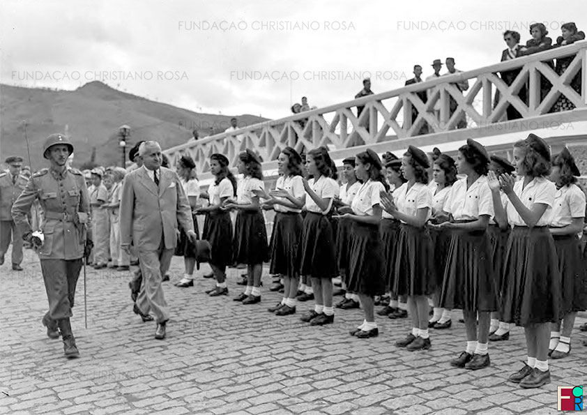 Após inaugurar o Hospital da FPV, o Presidente Eurico Gaspar Dutra, chega à Vila da Estrela e é recebido por alunas do Ginásio Industrial. Foto de 28 de agosto de 1948.