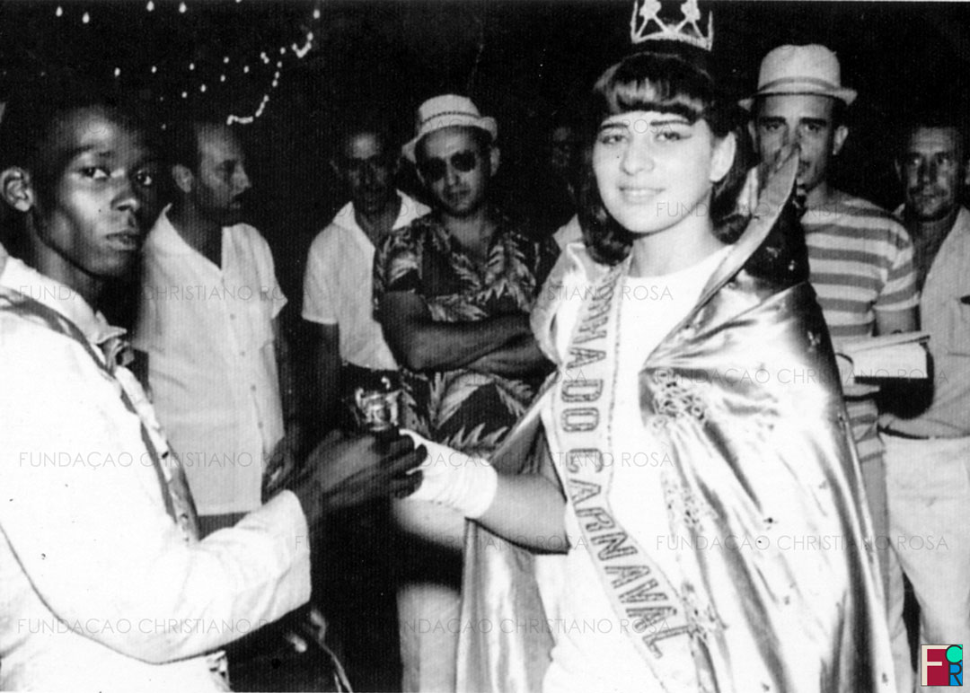 Rainha do Carnval em Piquete, SP. Em segundo plano,. à esquerda, Oswaldo Peixoto.