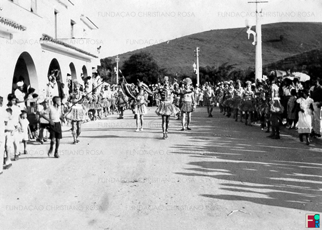 Desfile de Carnaval na Praça Duque de Caxias, em Piquete, SP, na década de 1950.