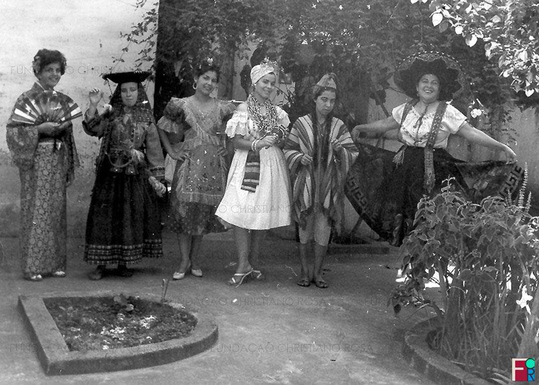 Grupo de amigas fantasiadas para o Carnaval no jardim do antigo Hotel das Palmeiras, em Piquete, SP. Foto do final da década de 1920.