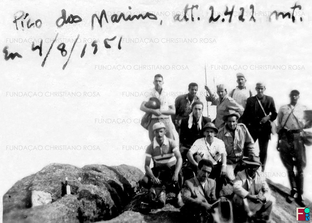 Grupo de amigos no topo do Pico dos Marins, em foto de 4 de agosto de 1951. À frente, Carlos Vieira Soares. Na foto, estão: Capitão Antônio Esteves Coutinho, Sargento Pipa, Fritz, Francisco, Arthur Alves, José Reny, José Benedito de Oliveira, Sebastião Nascimento, Ary Rodrigues Ferreira, José Monteiro Chaves, Moisés Monteiro Chaves e Hugo Prado dos Santos.