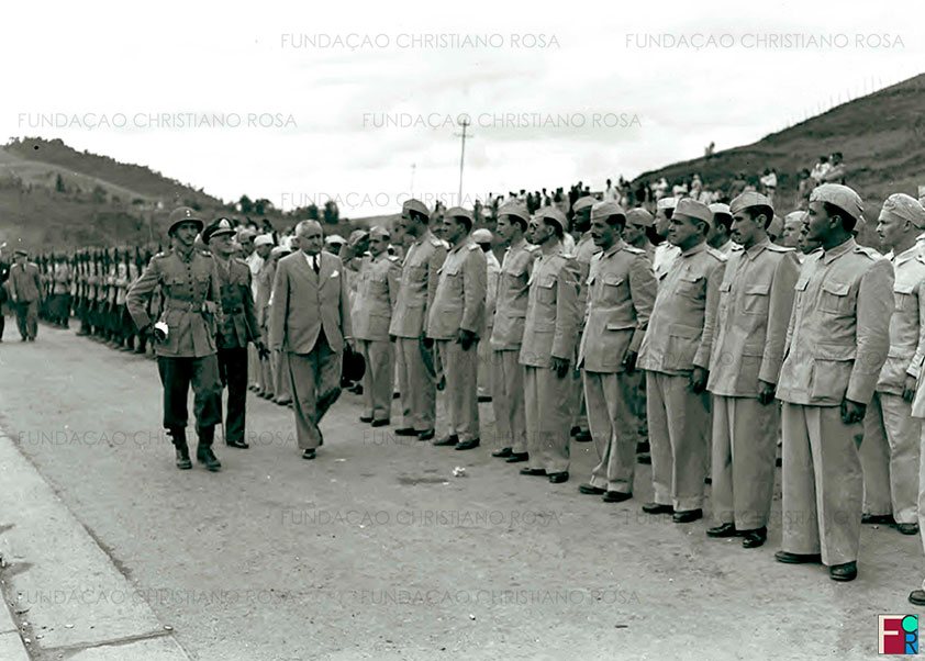 O Presidente Eurico Gaspar Dutra, após a inauguração do Hospital da FPV, em 28 de agosto de 1948, passa em revista aos operários da Fábrica perfilados ao longo da avenida 15 de março.