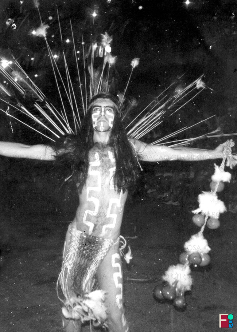 o carnavalesco Lio Soares desfila no Carnaval em Piquete, na década de 1980.
