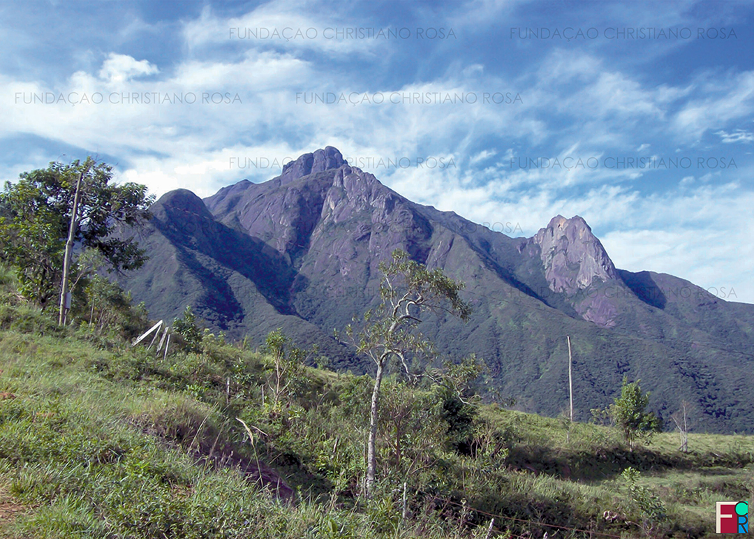 Vista do Pico dos Marins a partir da estrada Bairro dos Marins x Marmelópolis.