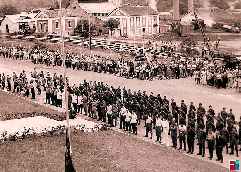 Militares, mestres e operários em frente ao prédio da administração da FPV, em foto de 15 de março de 1970, durante gestão do Gen. José Alves Martins. À esquerda, destaca-se a Corporação Musical Piquetense.