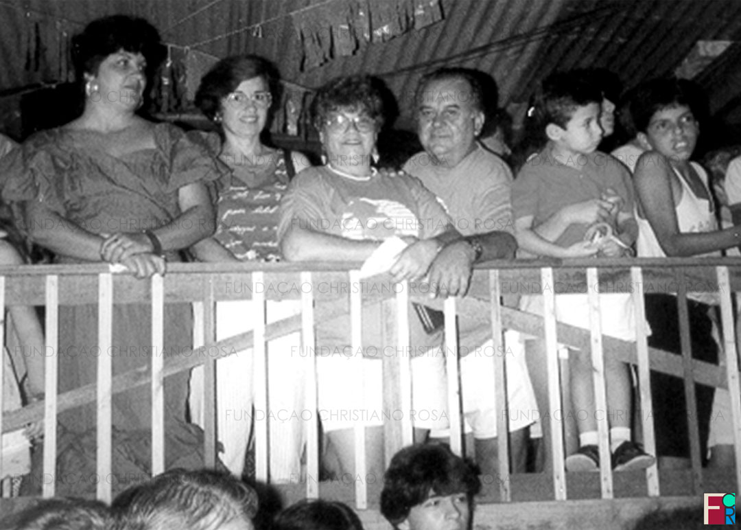 Ana Maria Ribeiro Rodrigues Ribeiro, então primeira-dama de Piquete, D. Cida Coelho, Rosa e Messias Arantes assistem a desfile de Carnaval em Piquete, SP, na década de 1980.