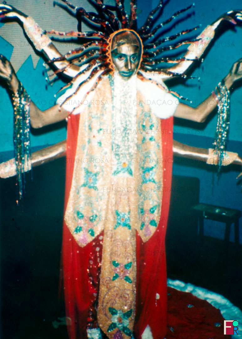 O carnavalesco piquetense Miguel de Castro em concurso de fantasias de Carnaval da década de 1960, em Piquete, SP.