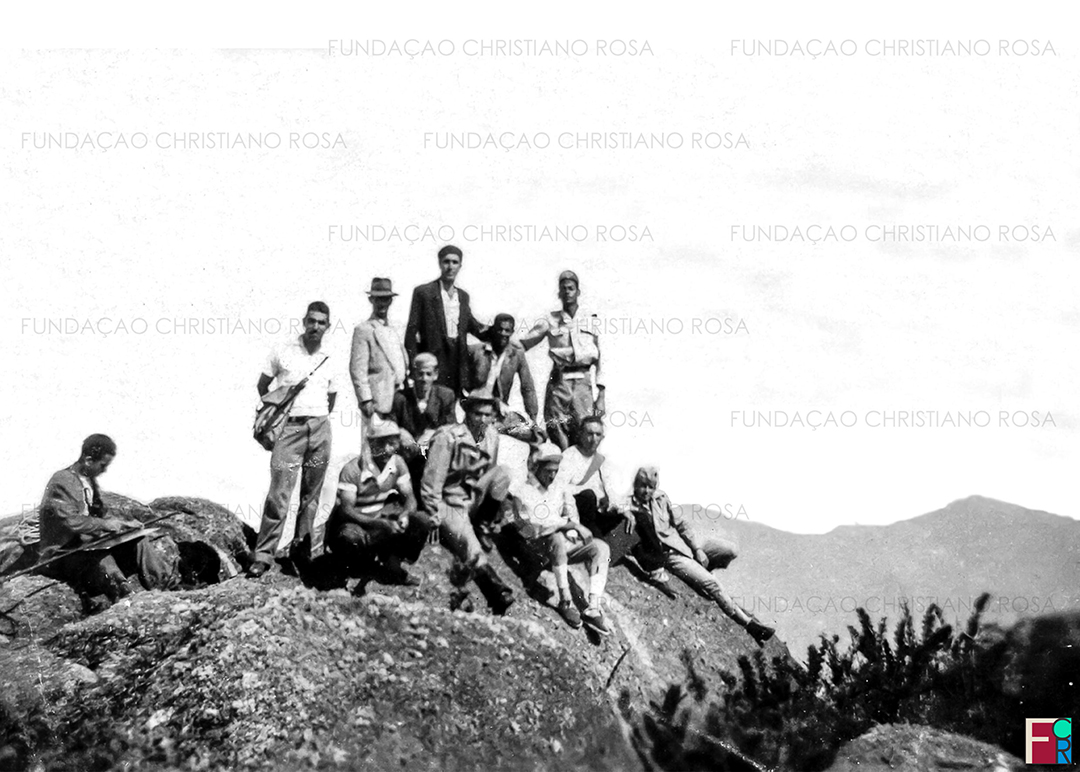 Grupo de amigos no topo do Pico dos Marins, em foto de 4 de agosto de 1951. À esquerda, Carlos Vieira Soares. Na foto, estão: Capitão Antônio Esteves Coutinho, Sargento Pipa, Fritz, Francisco, Arthur Alves, José Reny, José Benedito de Oliveira, Sebastião Nascimento, Ary Rodrigues Ferreira, José Monteiro Chaves, Moisés Monteiro Chaves e Hugo Prado dos Santos.