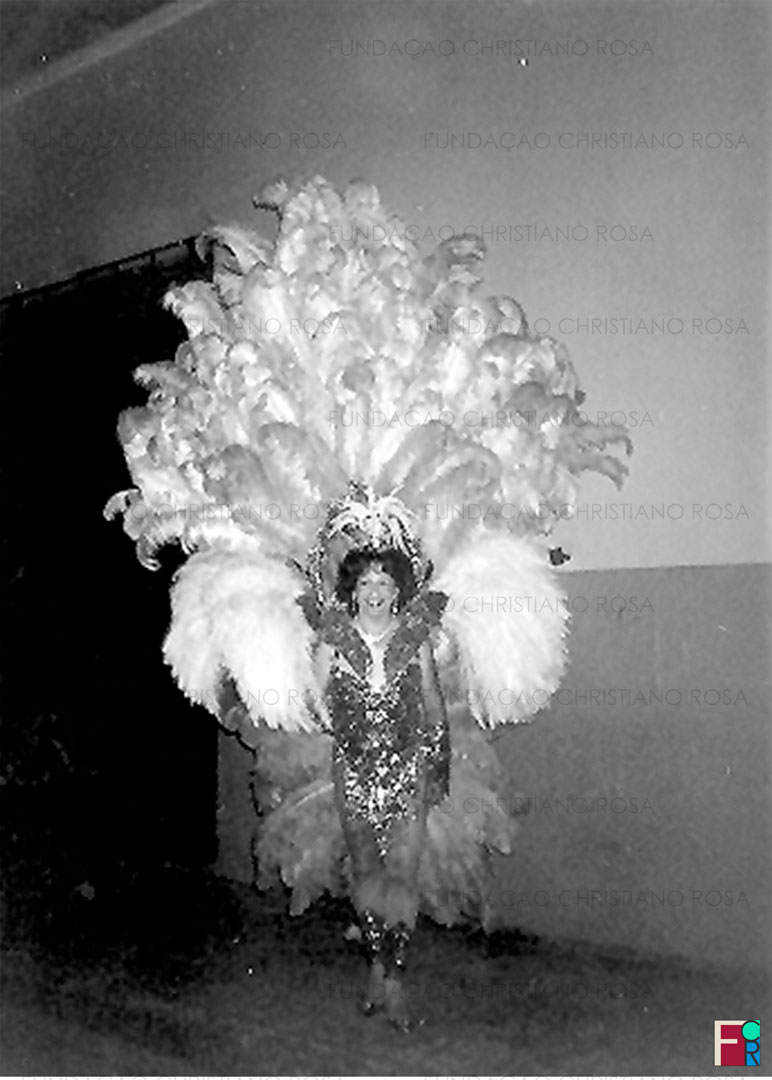 O carnvalesco Miguelzinho Magalhães, pronto para desfile de Carnaval, em Piquete, SP, na década de 1980.