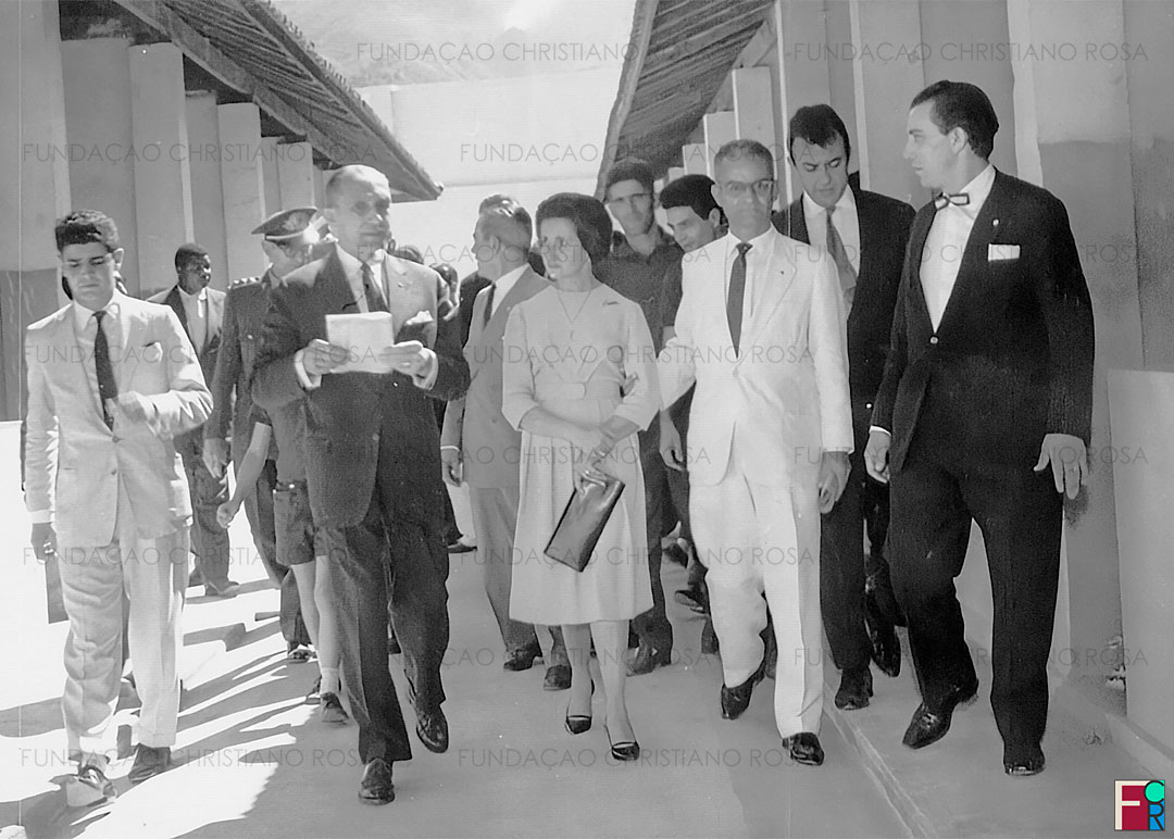 Inauguração do Mercado Municipal em 11 de agosto de 1962, que contou com a presença do governador de estado de São Paulo, Carvalho Pinto. Na foto, no interior do Mercado, a partir da esquerda, o presidente da Câmara Municipal, professor José Armando de Castro Ferreira, Carvalho Pinto, D. Conceição Godoy Soares, primeira dama do município, e o prefeito, Luiz Vieira Soares.