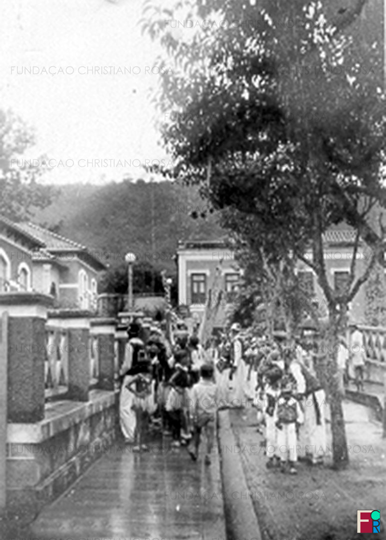 Bloco de Carnaval na Vila da Estrela, em Piquete, SP, em 1931.