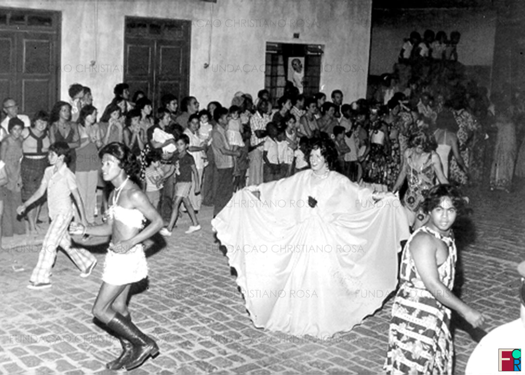 O carnavalesco Miguelzinho Magalhães em desfile de Carnaval em Piquete, SP.