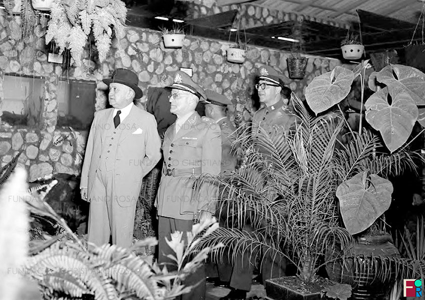 O Presidente Dutra, acompanhado do General Waldemar Brito de Aquino, Diretor da FPV, e do Tenente Coronel José Pompeu Monte, visita o Aquário do Parque Zoológico e Jardim da Infância.