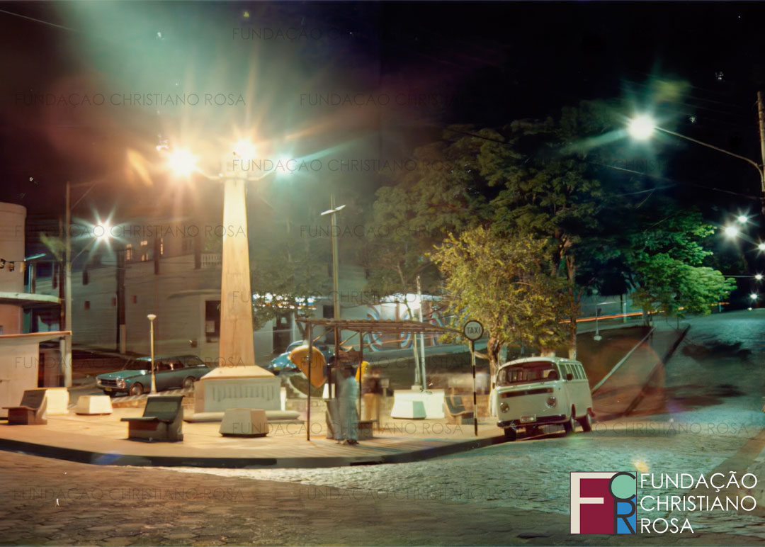 Vista noturna da Praça da Bandeira, na década de 1980.