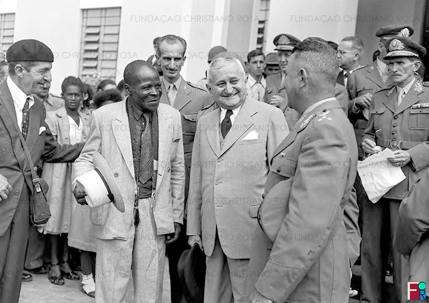 Em frente ao prédio do Hospital da FPV, inaugurado naquele dia de 28/08/1948, o Presidente Dutra conversa com populares. Em segundo plano, o Capitão Dr. Otávio Tibúrcio Ferreira, Diretor do Hospital.