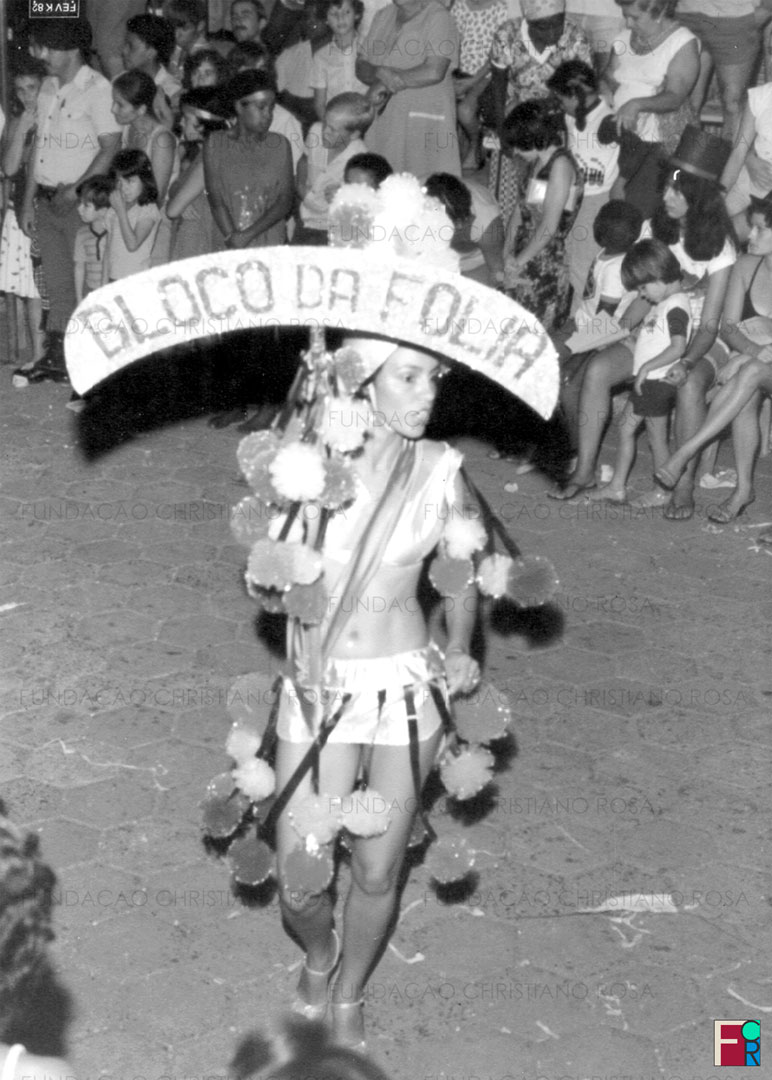Porta-estandarte do Bloco da Folia, organizado pela Sra. Eva Chaves e família.