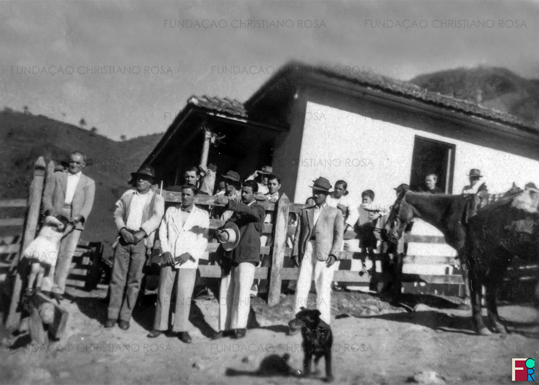 Grupo no Bairro dos Marins se prepara para iniciar a trilha que leva ao topo do Pico dos Marins.