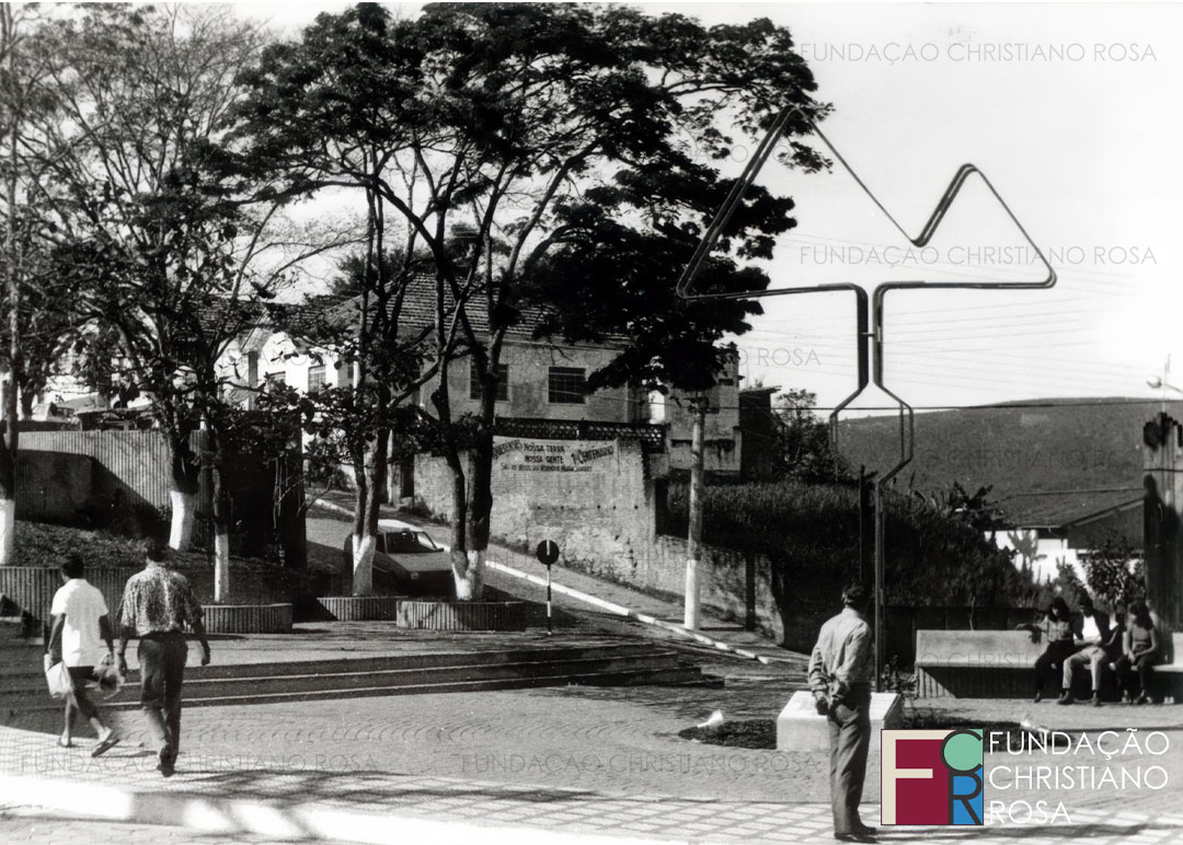 Praça da Bandeira, tendo, ao centro, o monumento do Centenário. Foto de 1991.