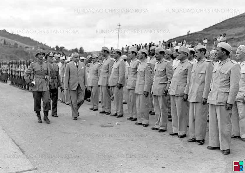 Após inaugurar o Hospital da FPV, o Presidente Eurico Gaspar Dutra, juntamente com o Gen. Waldemar Brito de Aquino, Diretor da FPV, passa em revista aos funcionários, perfilados ao longo da Avenida 15 de Março. Foto de 28 de agosto de 1948.