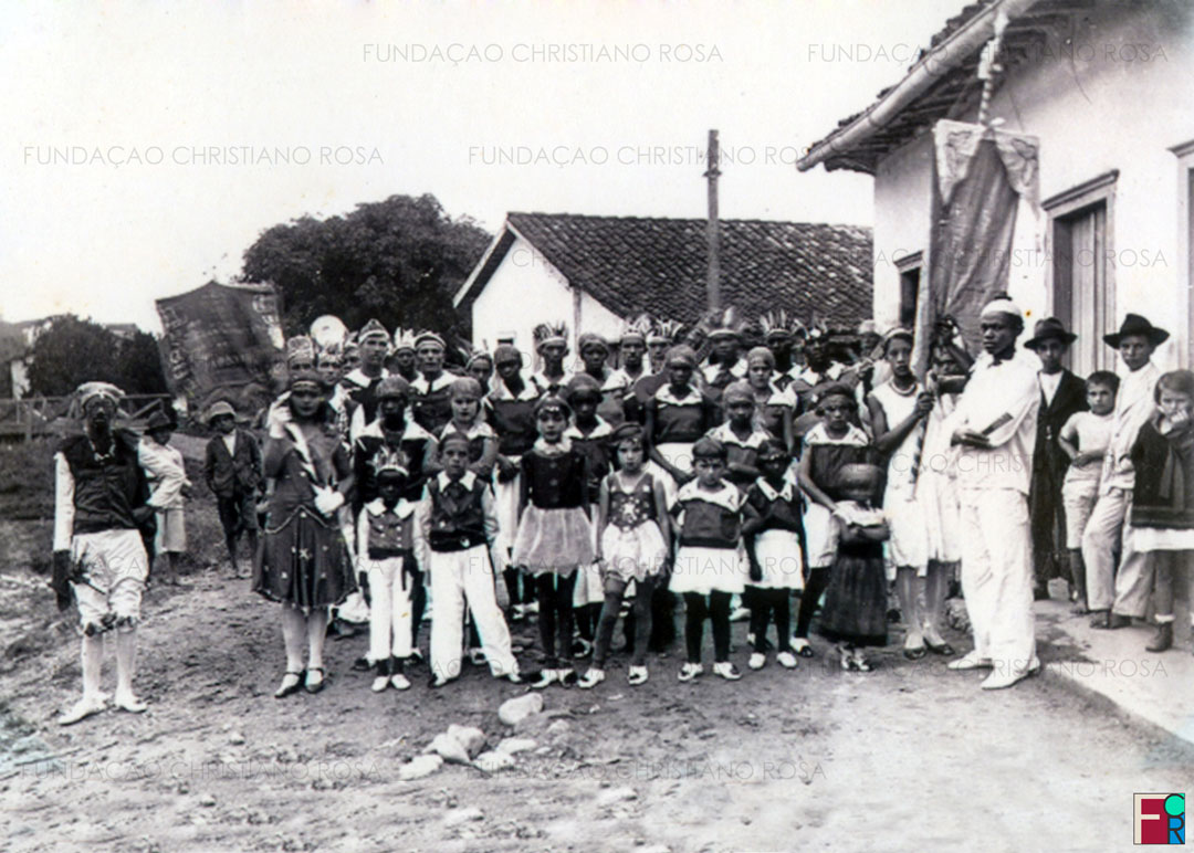 Bloco "O Guarany" - Carnaval de 1931 em Piquete, SP. Foto tirada na Rua da Mantiqueira, atual Av. Rodrigues Alves.