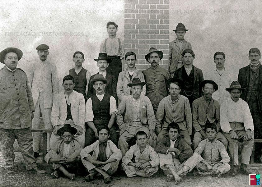 Primeiros mestres, operários e aprendizes da Fábrica de Pólvora sem Fumaça. Foto de 1909.