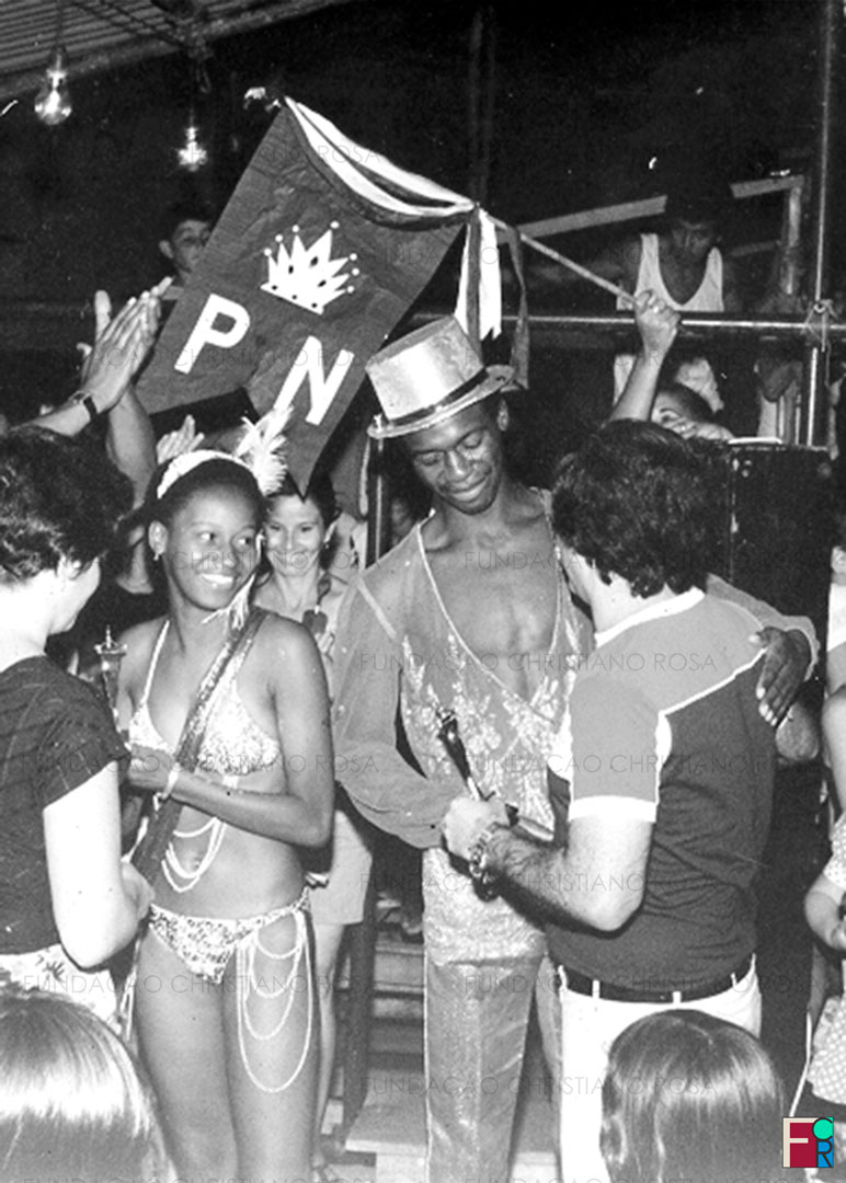 O passista Lalá recebe, das mãos do então prefeito, Otacílio Rodrigues da Silva, prêmio de destaque pela Escola de Samba Príncipe Negro. Carnaval em Piquete, SP, da década de 1980.