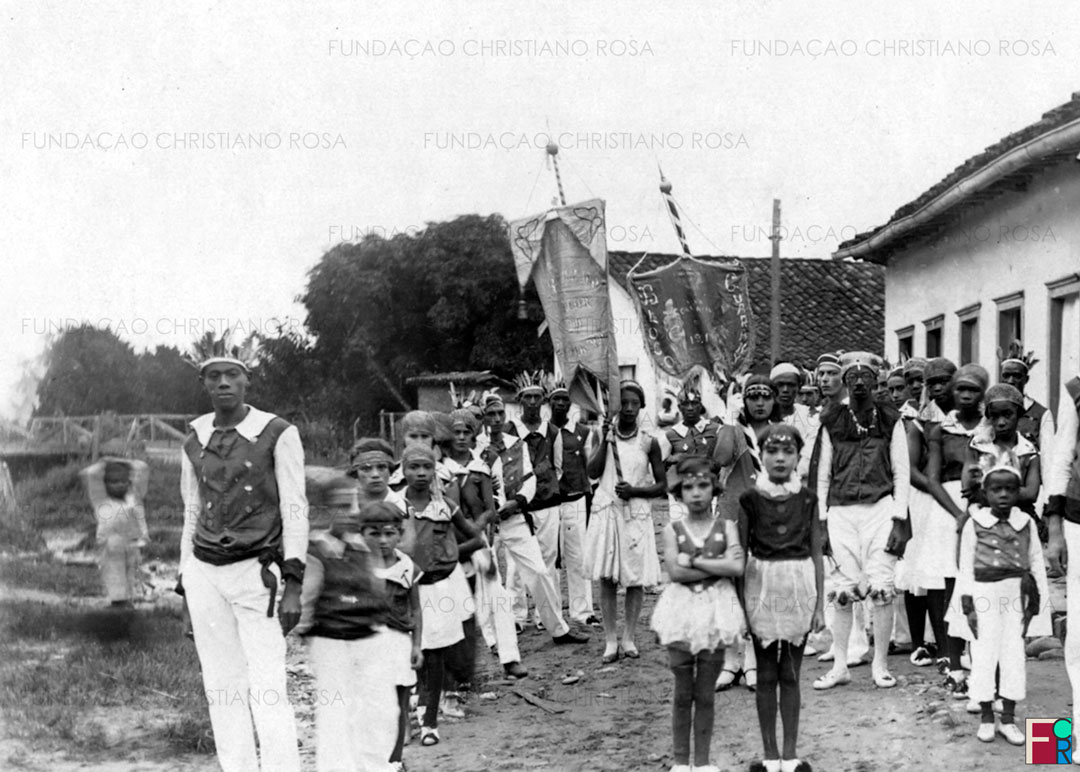 Bloco "O Guarany" - Carnaval de 1931 em Piquete, SP. Foto tirada na Rua da Mantiqueira, atual Av. Rodrigues Alves.