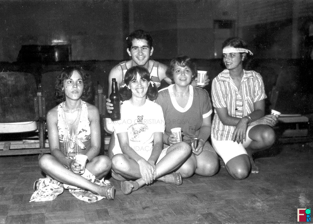 Grupo de amigos descansam em intervalo de Baile de Carnaval, em Piquete, SP. Da esquerda para direita: Lena Rodrigues Meirelles, Cássia Rodrigues, ? e ? , Agachado, Walter Meirelles.